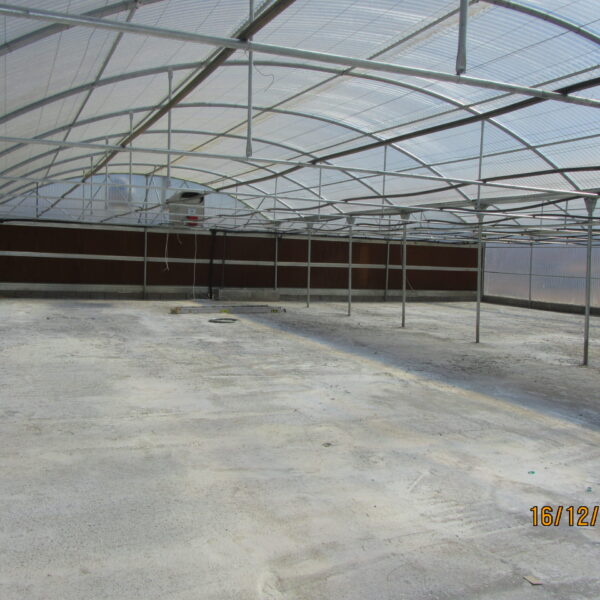 صالة وحدتين مغطاه بغطاء من الفايبرجلاس ومزودة بنظام تبريد وتدفئة‎