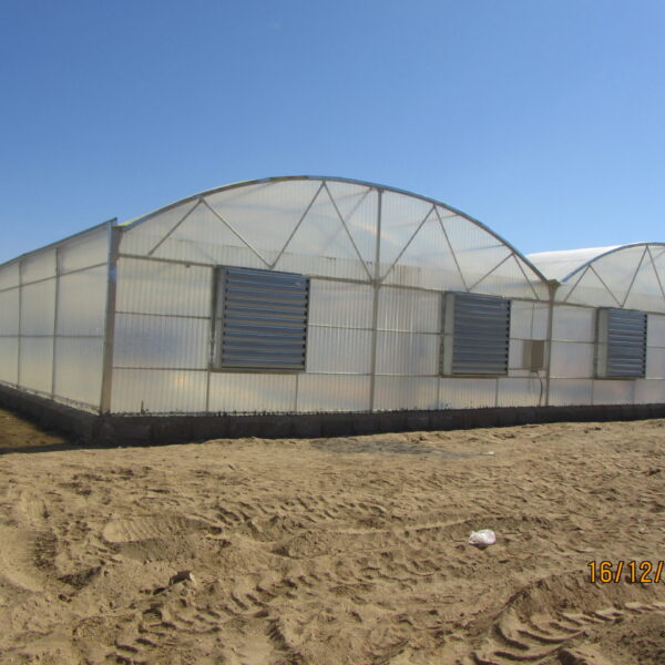 صالة وحدتين مغطاه بغطاء من الفايبرجلاس ومزودة بنظام تبريد وتدفئة‎