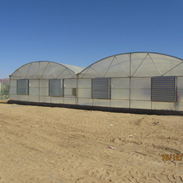 صالة وحدتين مغطاه بغطاء من الفايبرجلاس ومزودة بنظام تبريد وتدفئة‎