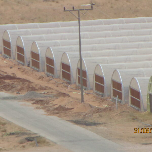 بيوت مقوسة مبردة مغطاه بفايبرجلاس