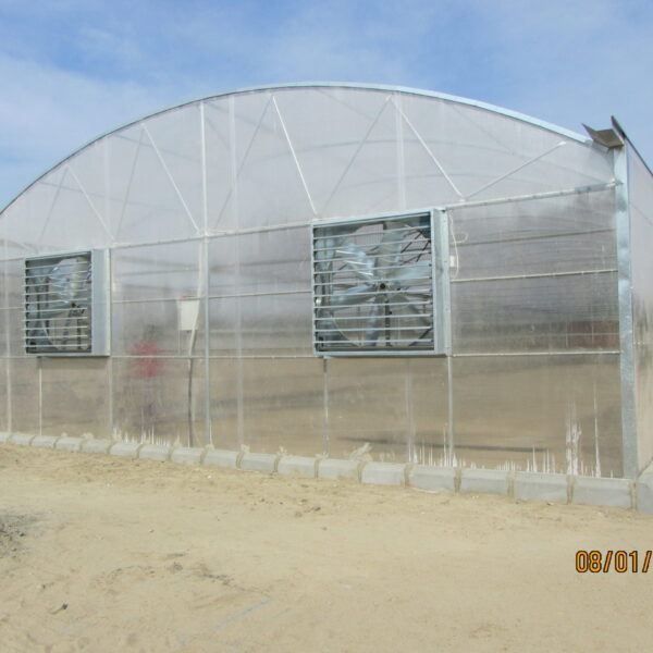 صالة مكونة من وحده واحده، وقائمة الجوانب،وسقف مقوس مصنوع من البولي كربونيت.