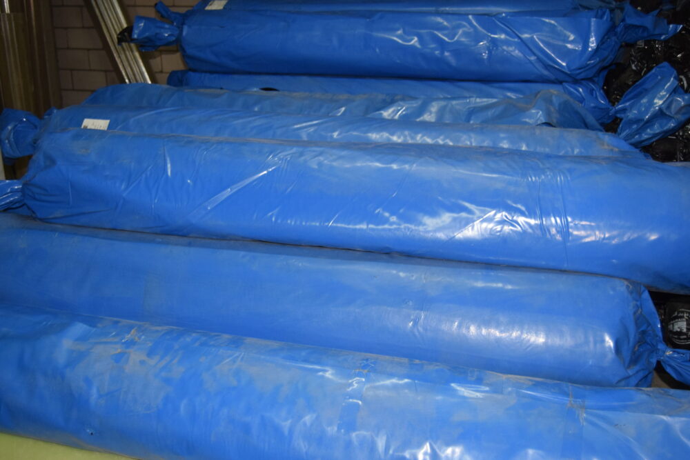 رولات البلاستيك اليوناني للبيوت المبردة 2 scaled مصنع بيوت الكنانة للبيوت المحمية