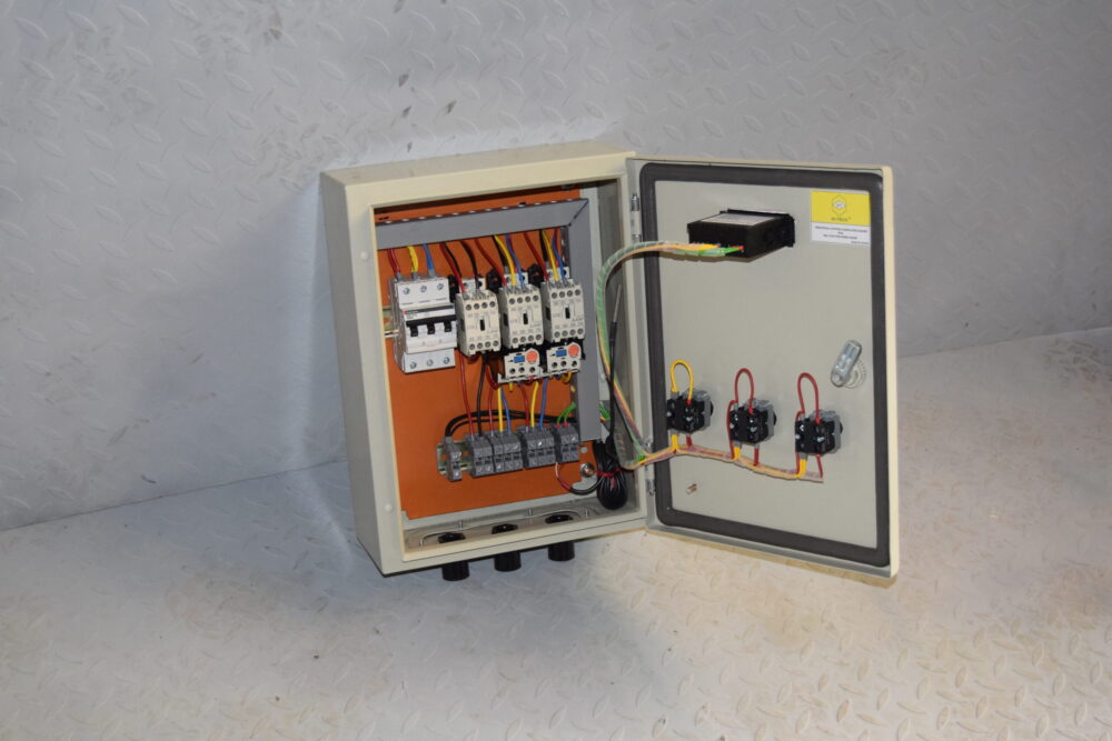 لوحة التحكم للبيت المكيف 11 scaled مصنع بيوت الكنانة للبيوت المحمية