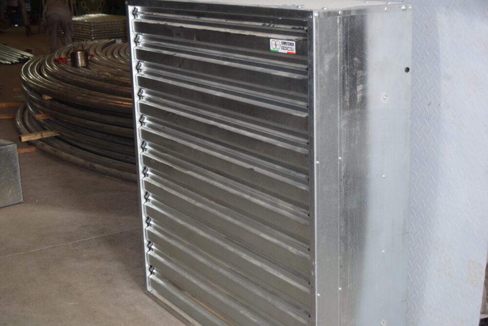 مروحة ايطالية كبيرة 21 scaled مصنع بيوت الكنانة للبيوت المحمية