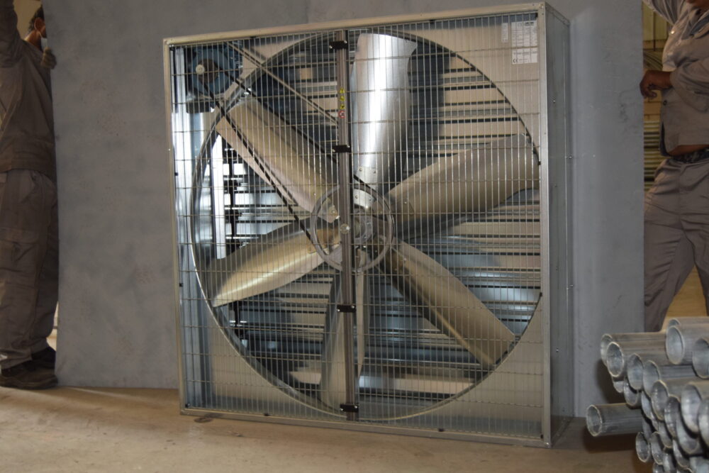 مروحة ايطالية كبيرة 9 scaled مصنع بيوت الكنانة للبيوت المحمية