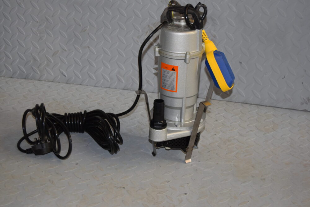 مضخة غاطسة 2 scaled مصنع بيوت الكنانة للبيوت المحمية